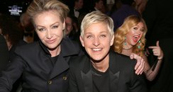kelly clarkson photobombs kelly clarkson