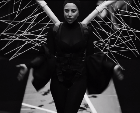 lady-gaga-applause-music-video-17-137691